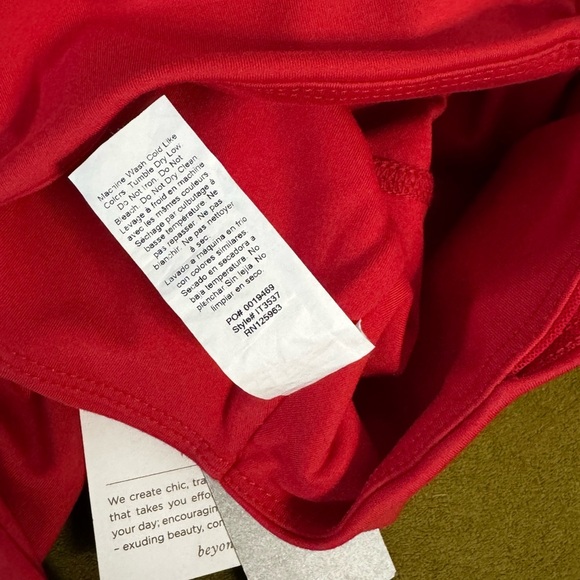 Beyond Yoga Powerbeyond Strive High Waisted Legging Sz M in Retro Red NWT 90 - Picture 10 of 16